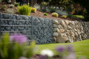 Enrochement ou Gabion : Quelle Solution Paysagère pour Votre Talus ?