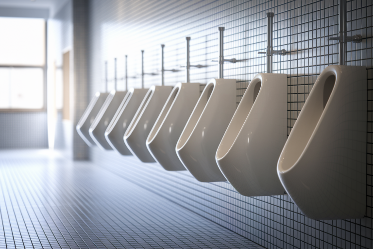 urinoirs-muraux-modernes-hauteurs-variees