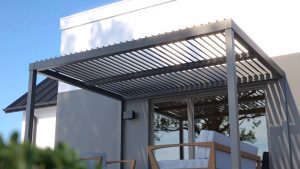 Adossée ou autoportée : trouvez la bonne pergola bioclimatique